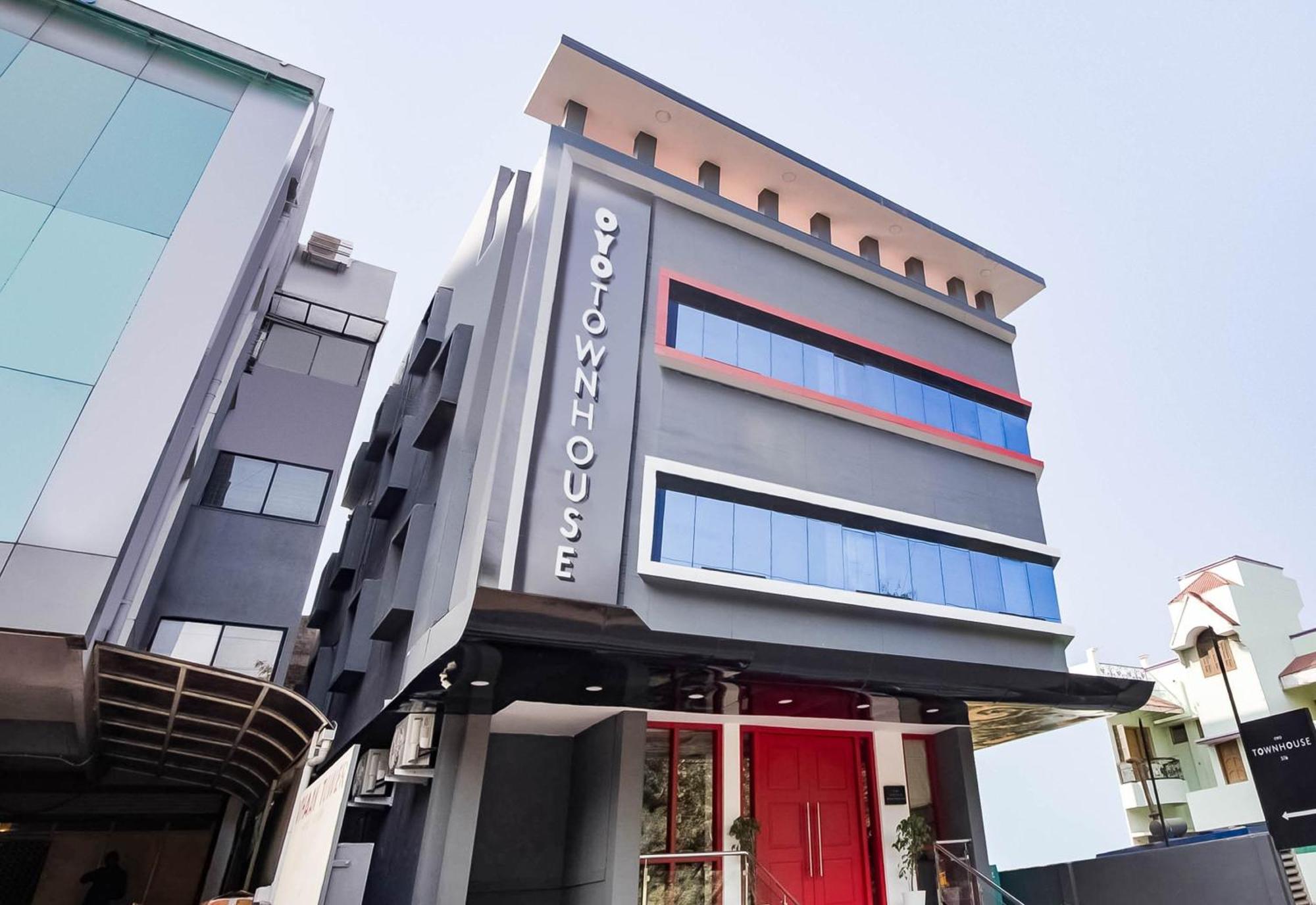 Super Townhouse Lords Inn Regency Mānglia Екстериор снимка