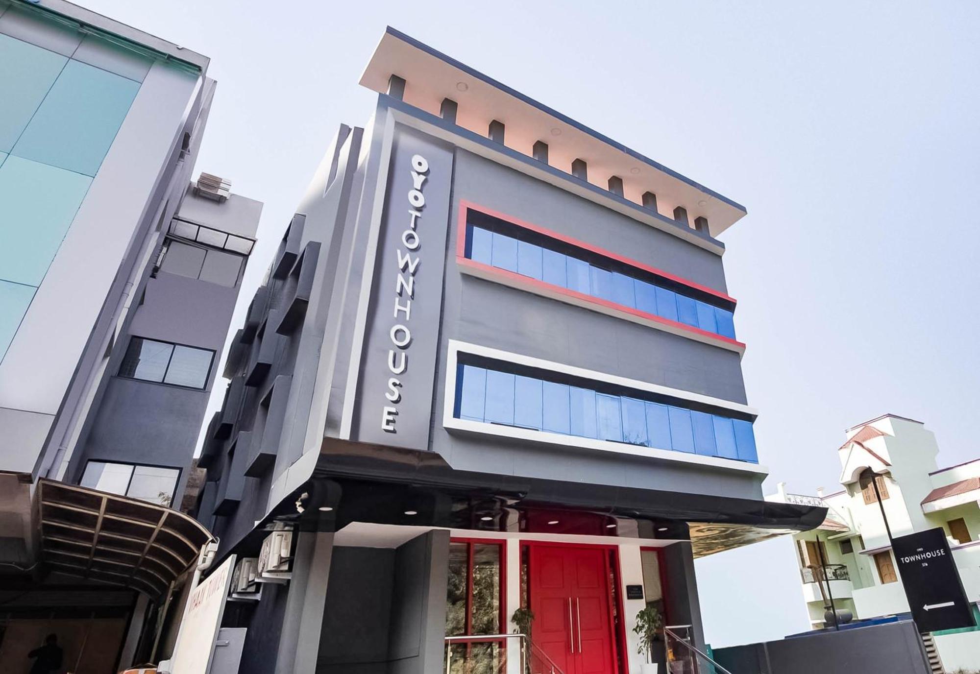 Super Townhouse Lords Inn Regency Mānglia Екстериор снимка