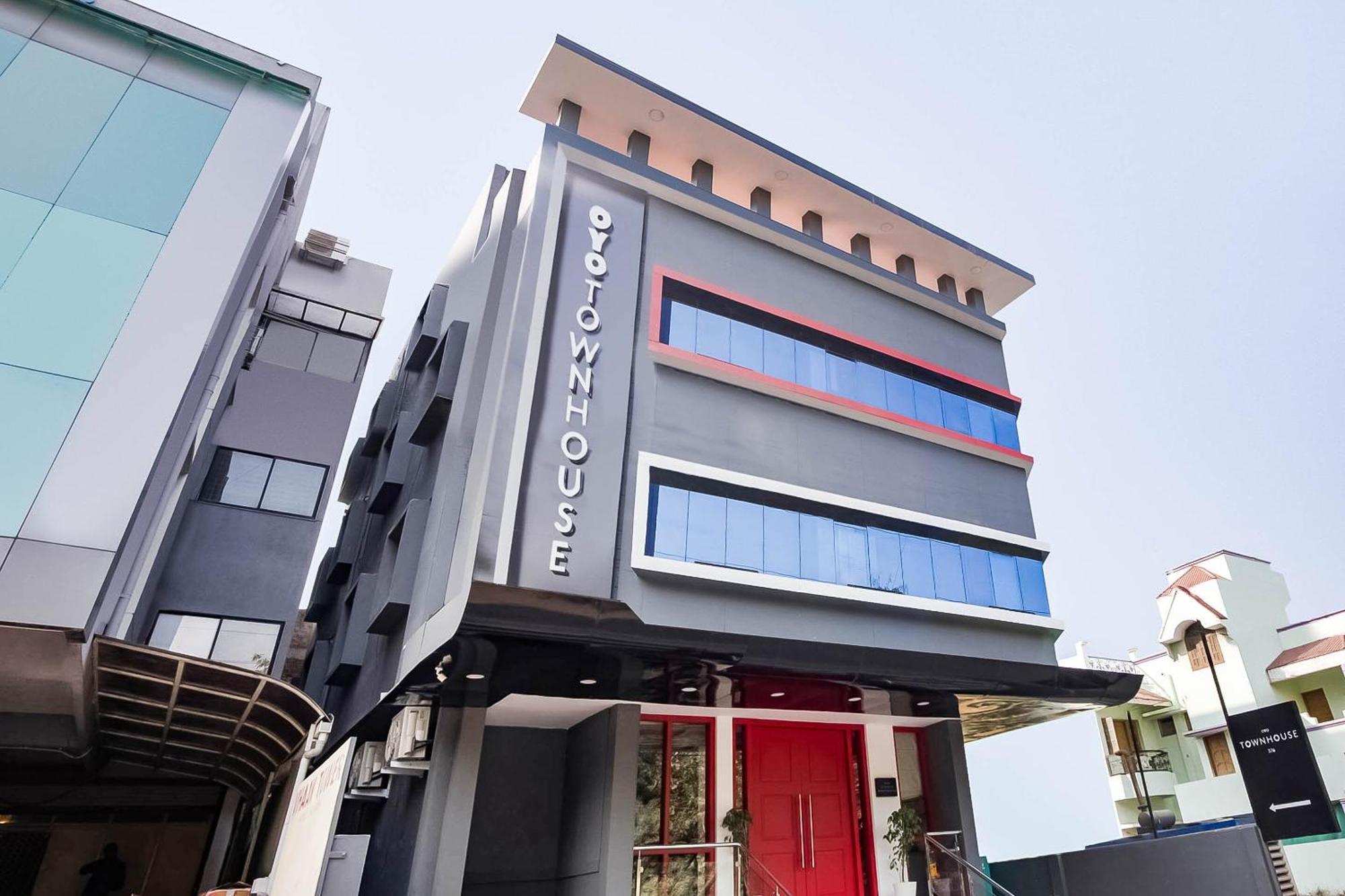 Super Townhouse Lords Inn Regency Mānglia Екстериор снимка