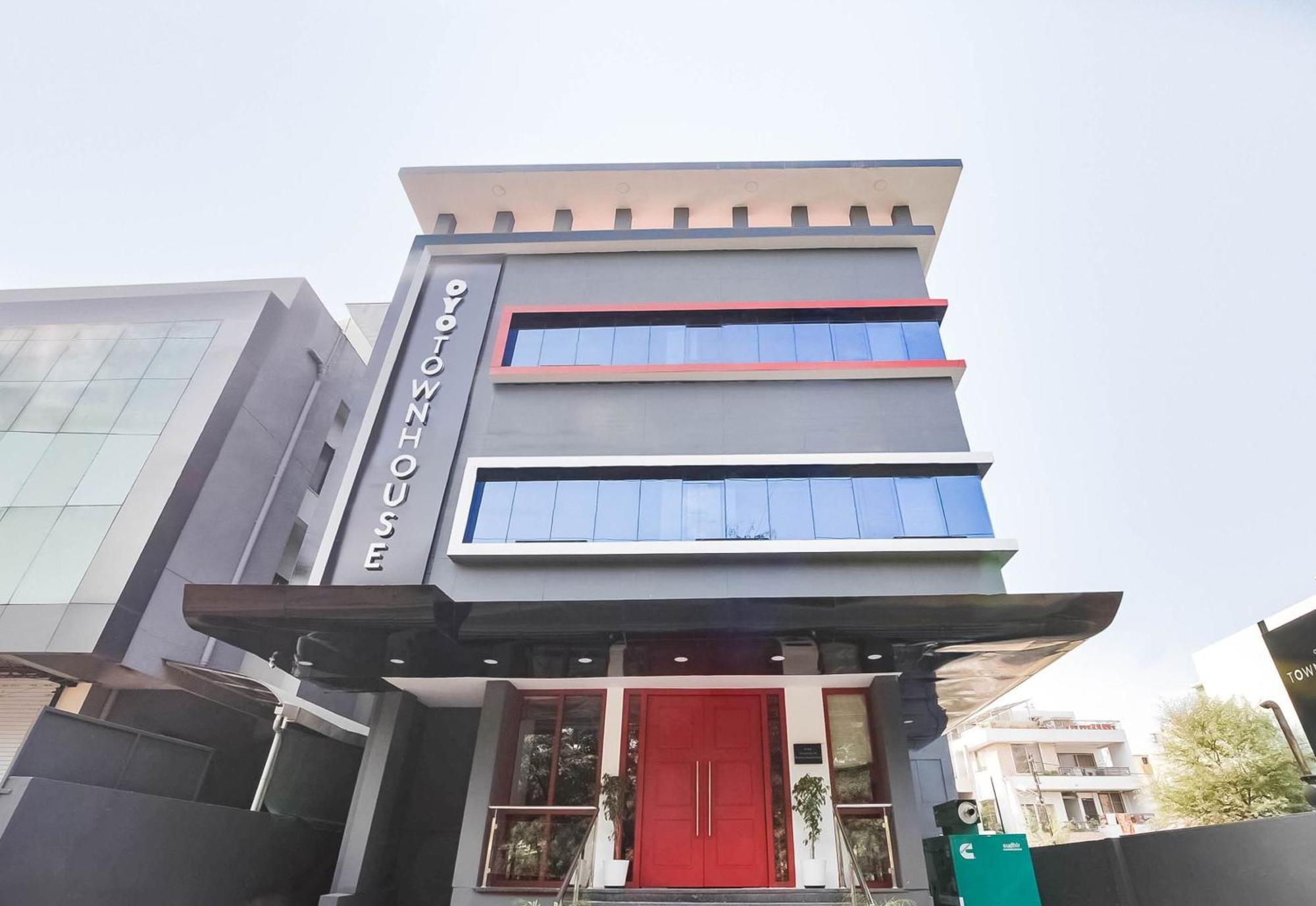 Super Townhouse Lords Inn Regency Mānglia Екстериор снимка