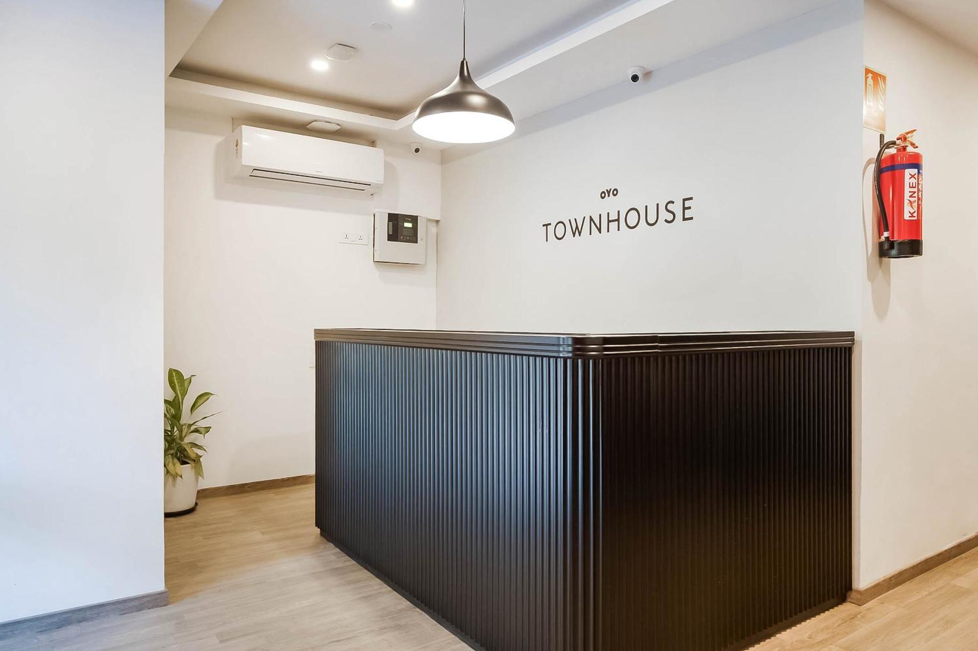 Super Townhouse Lords Inn Regency Mānglia Екстериор снимка